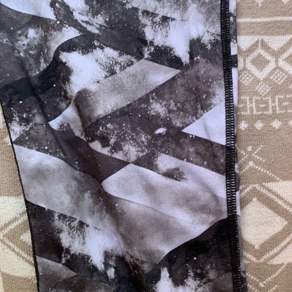 Patterned Capri Leggings - Picture 3 of 5